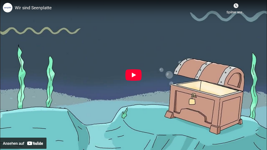Das Foto zeigt eine Zeichentrickfilmsequenz. Darauf zu sehen ist ein symbolisierter Meeresboden mit Wasserpflanzen. Der Deckel der Schatzkiste ist leicht geöffnet.