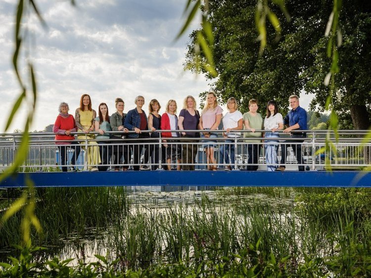 Menschen auf einer Brück über einen Fluss