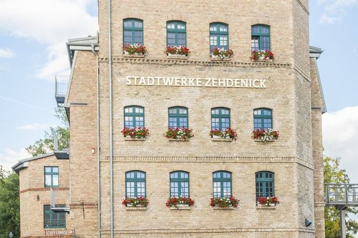 Das Foto zeigt das Verwaltungsgebäude der Stadtwerke Zehdenick