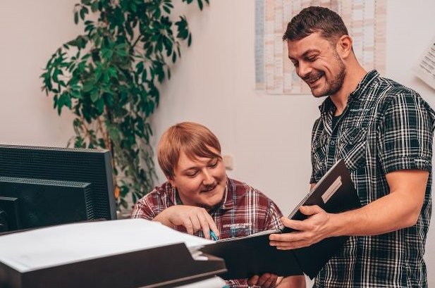 Daas Foto zegt zwei Männer in einem Büro bei der Arbeitsbesprechung