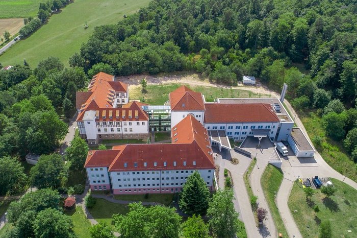 Das Foto zeigt eine Luftaufnahme der Klinik Gransee