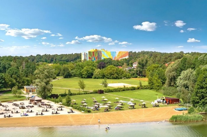 Das Foto zeigt einen Blick auf die Hotelanlage des AHORN Seehotels Templin