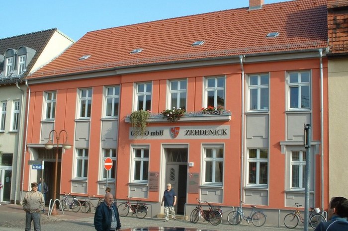 Das Foto zeigt das Hauptgebäude der GEWO Zehdenick