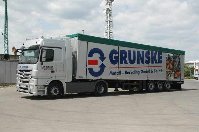 Das Foto zeigt einen LKW der Firma Grunske