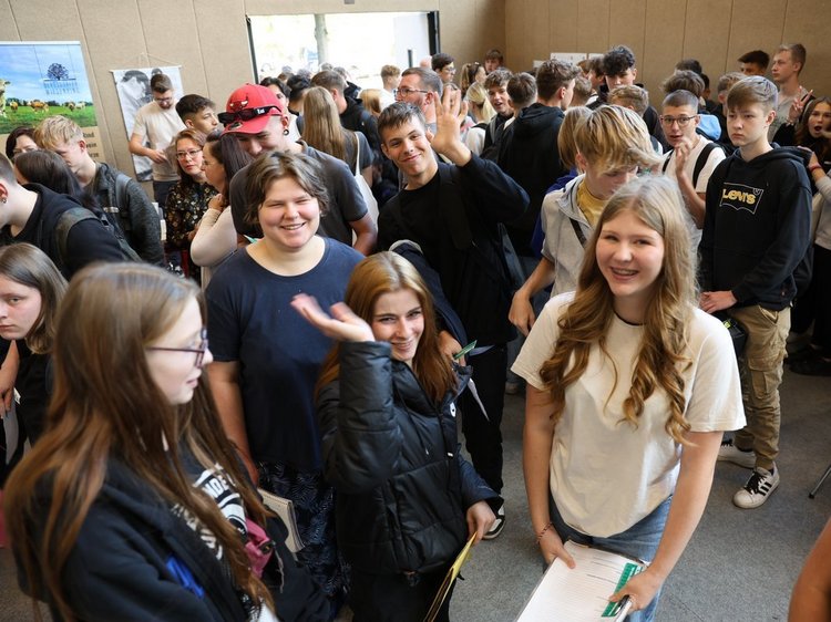 Das Foto zeigt eine große Gruppe Jugendlicher im Eingangsbereich der Messe