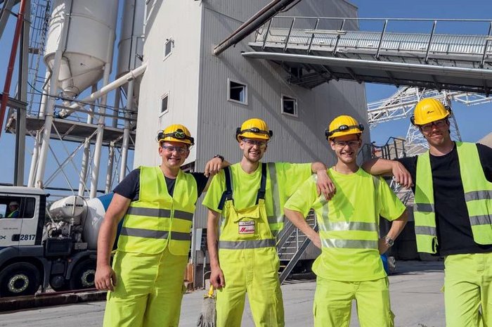 Das Foto zeigt Auszubildende im Transportbetonwerk