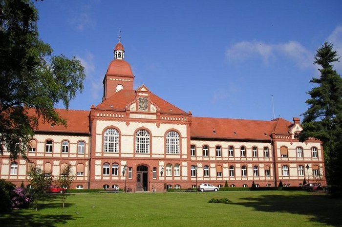 Das Foto zeigt die Außenansicht der Klinikgebäudes in Neuruppin