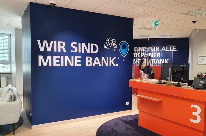 Das Foto zeigt den Innenbereich einer Filiale der Berliner Volksbank 