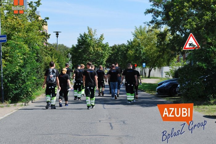 Das Foto zeigt unsere Auszubildenden auf dem Weg zur Arbeit