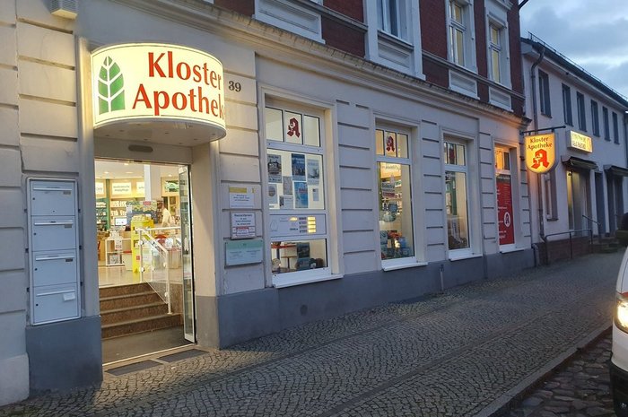 Das Foto zeigt die Außenansicht der Klosterapotheke mit Beleuchtung bei 