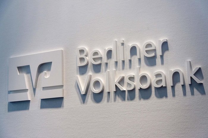 Das Foto zeigt das Logo der Berliner Volksbank mit Reliefbuchstaben an einer Wand