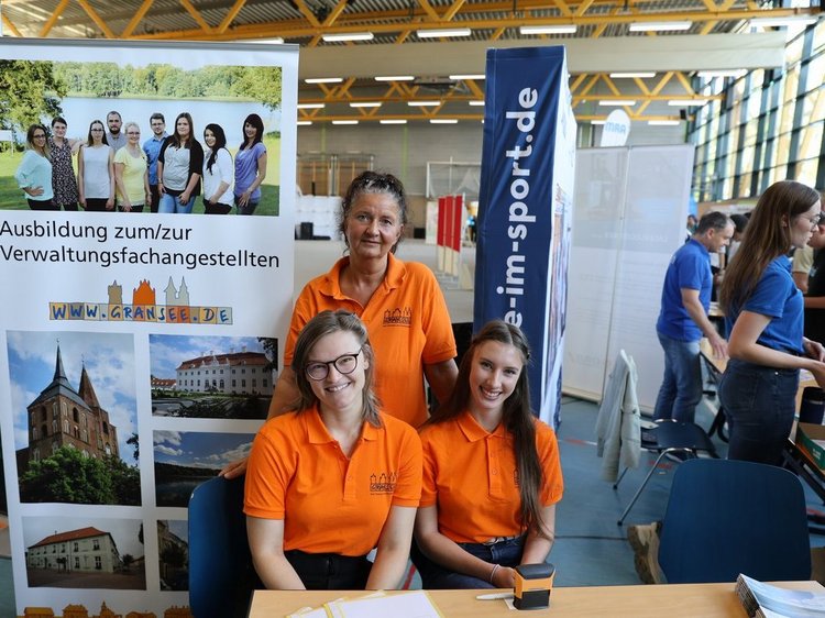 Das Foto zeigt den Messestand des Amtes Gransee und Gemeinden mit drei Standbetreuerinnenuen