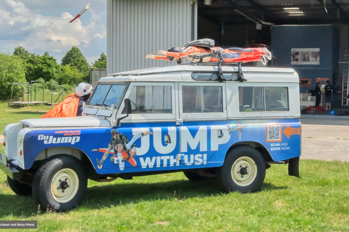 Das Foto zeigt ein Fahrzeug von GoJump auf dem Weg zum Startplatz