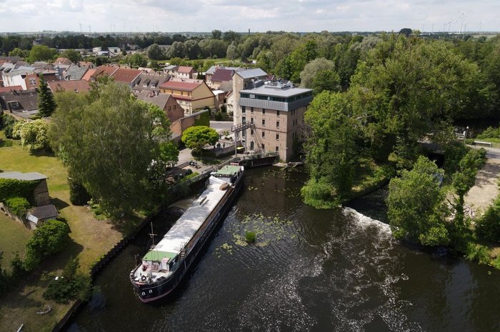 Das Foto zeigt eine Luftaufnahme des Verwaltungsgebäudes der Stadtwerke Zehdenick