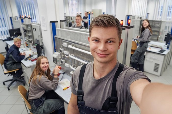 Das Foto zeigt Auszubildende in der Werkstatt