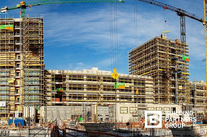 Das Foto zeuigt eine Großbaustelle mit sehr vielen Gerüsten und Kränen