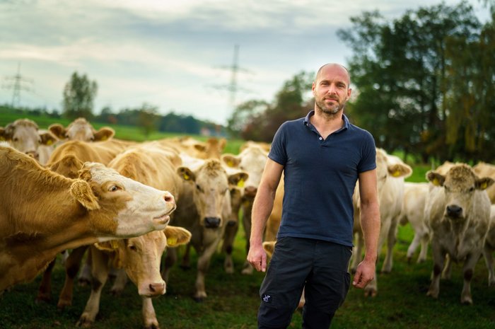 Das Foto Zeigt Christoph Lehmann und seine Rinderherde