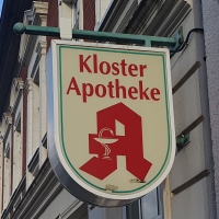 Das Foto zeigt einen Leuchtkasten mit den Apotheken-A